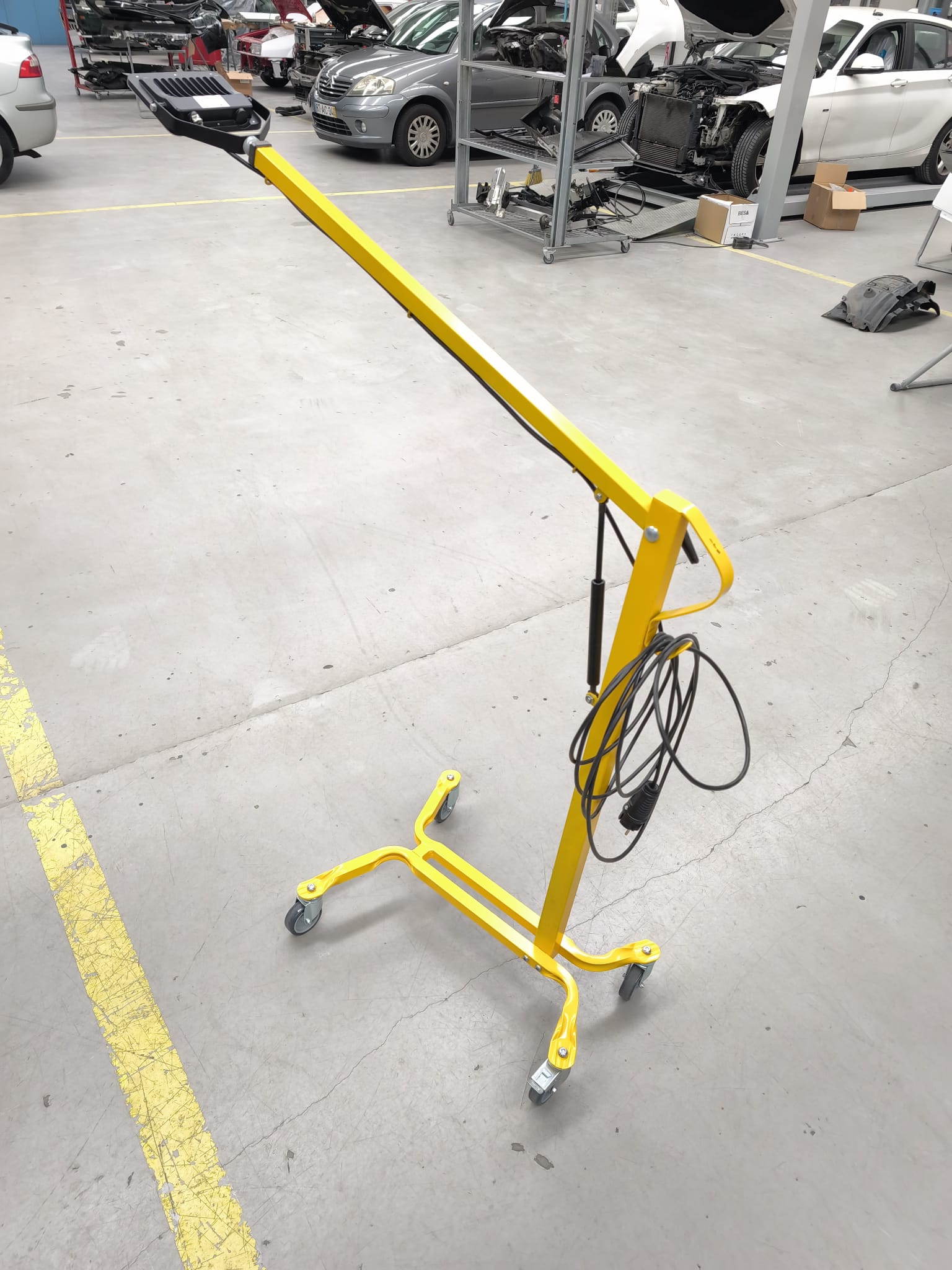 Projetor LED 220V Extensível e Móvel – Iluminação Profissional "Mãos Livres"