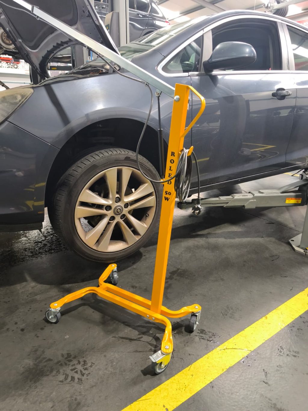 Projetor LED 220V Extensível e Móvel – Iluminação Profissional "Mãos Livres"